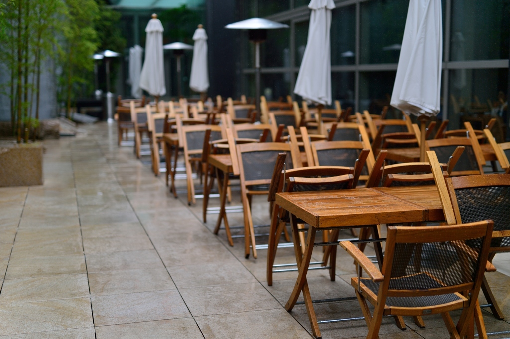 雨のベンチ