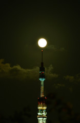 月とタワー