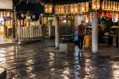 雨の法善寺