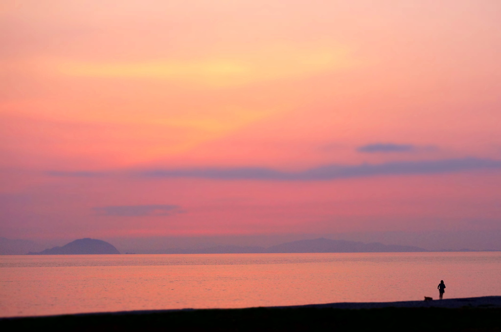 夕暮れ時の砂浜で