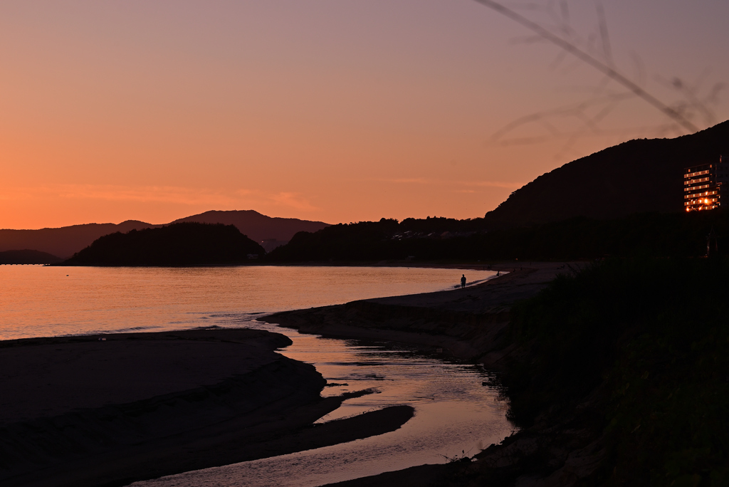 夕暮れの海辺