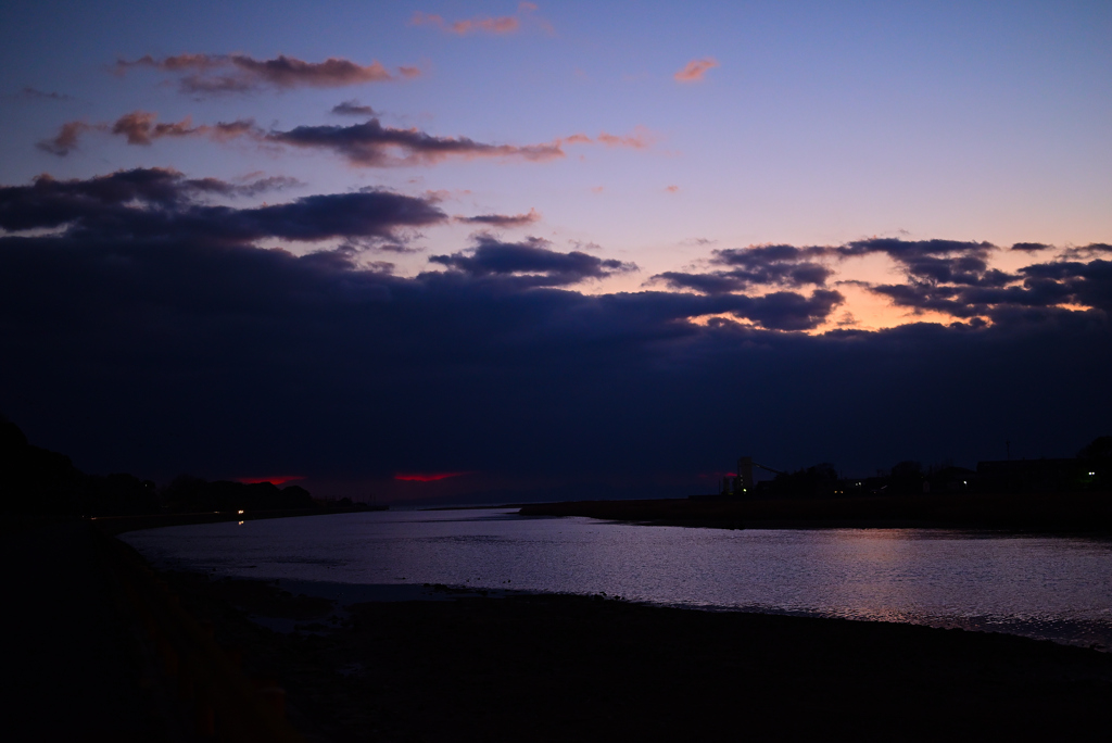 夕暮れの川