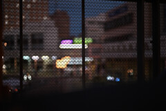 駅前のフェンス