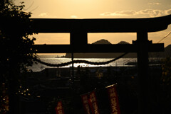 鳥居越しの夕景