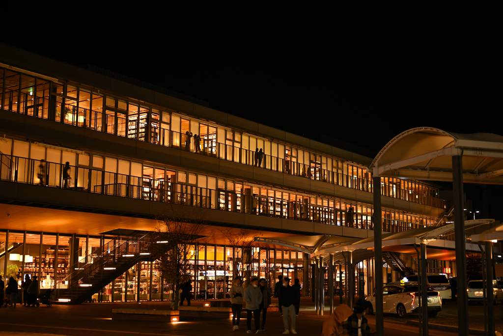 夜の駅前