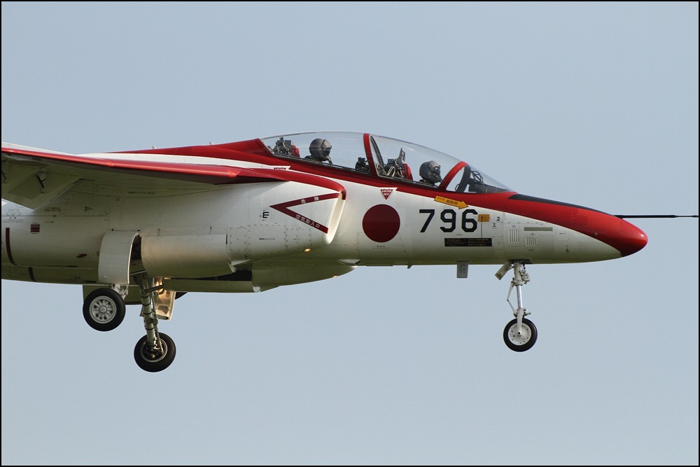 岐阜基地に降りる浜松のT-4（2）