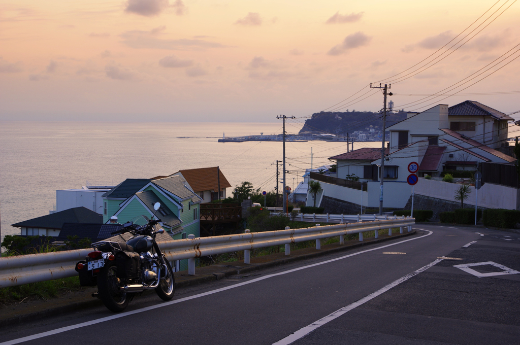 海へと続く坂道