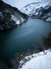 雪の庄川峡を行く遊覧船③