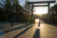 宇治橋に昇る太陽