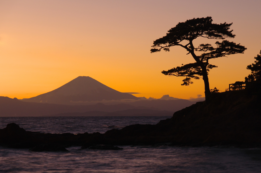 富士のシルエットと夕焼け空