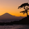 富士のシルエットと夕焼け空