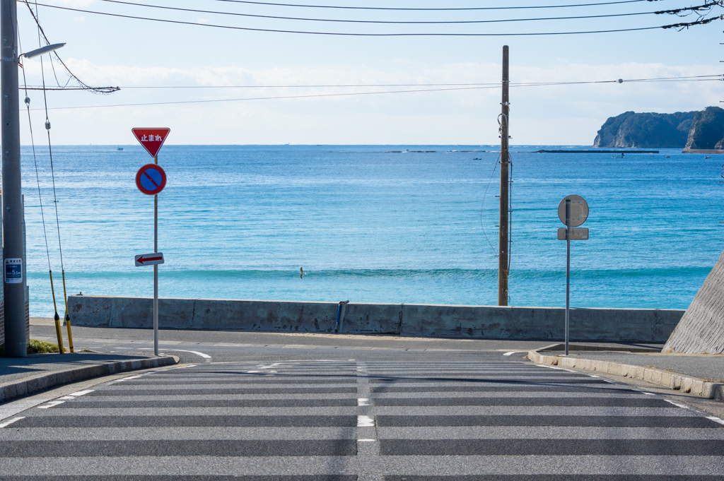 海へと向かう丁字路