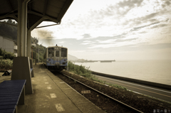 瀬戸内情景。海の見える駅。