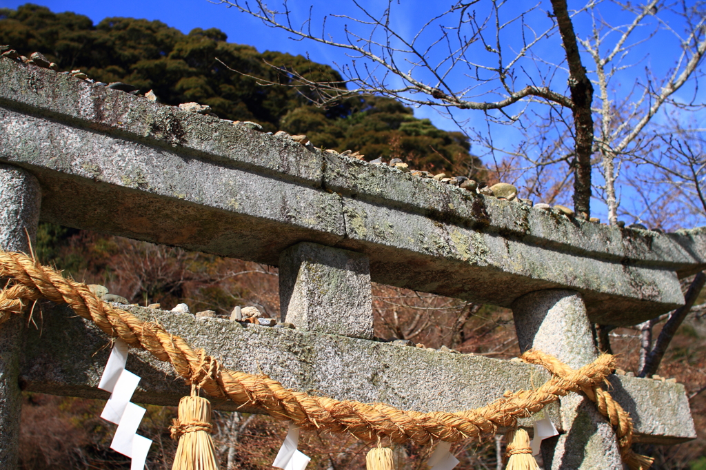 鳥居に石。