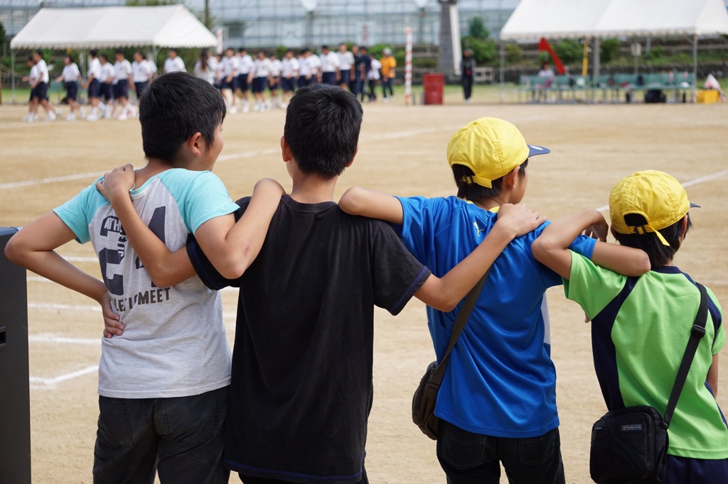 肩を寄せ合って