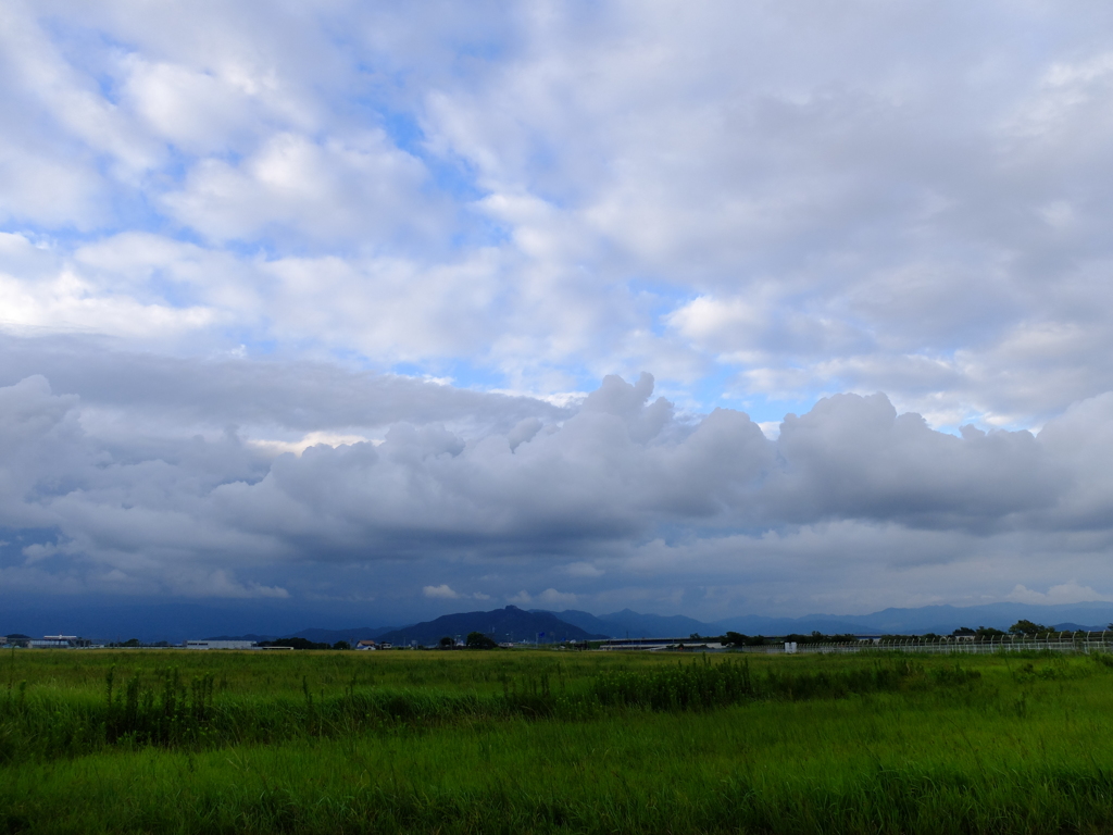 重々しい空