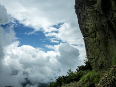 空と巨石