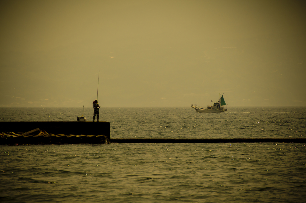 釣り人と漁船