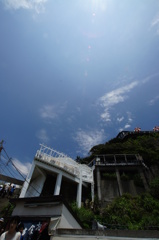 崖と建物