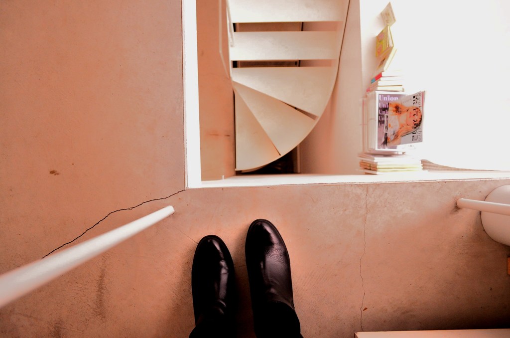 見下ろした階段