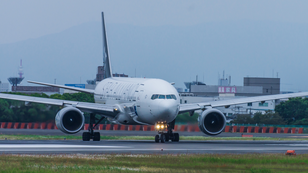 伊丹空港 夕暮れの離陸