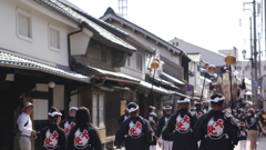 町家の筋を走り抜けるだんじり