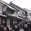 町家の筋を走り抜けるだんじり