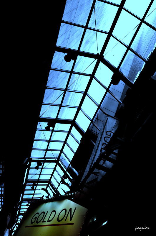 見上げると　硝子天井の上に　青空が・・・