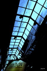 見上げると　硝子天井の上に　青空が・・・