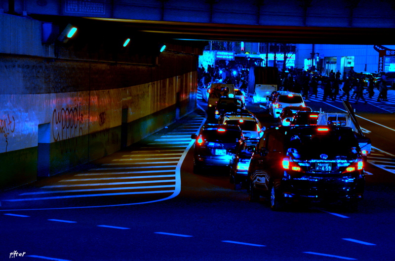地下に入る車たち