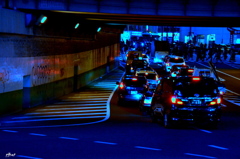 地下に入る車たち
