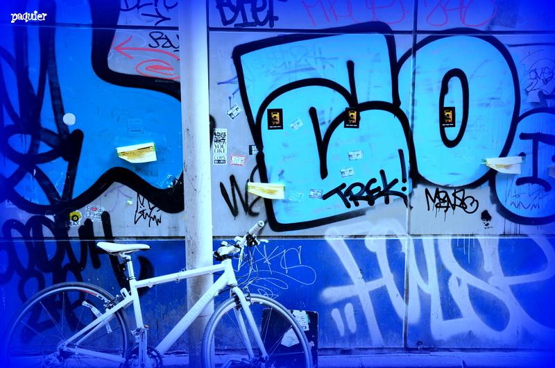 いたずら書きか　アートか　鳩に聞くまで判らない　(~_~;)