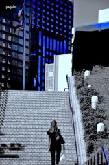 階段の上は　暗闇、でなく青い