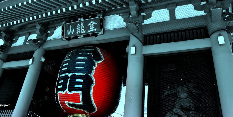 朱い門をくぐれば　そこは江戸