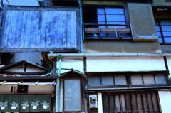 ここで飯を食い　紙に文字を書く