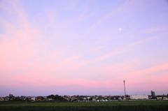 東空の夕月と夕焼け
