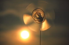 夕陽とペットボトルの風車