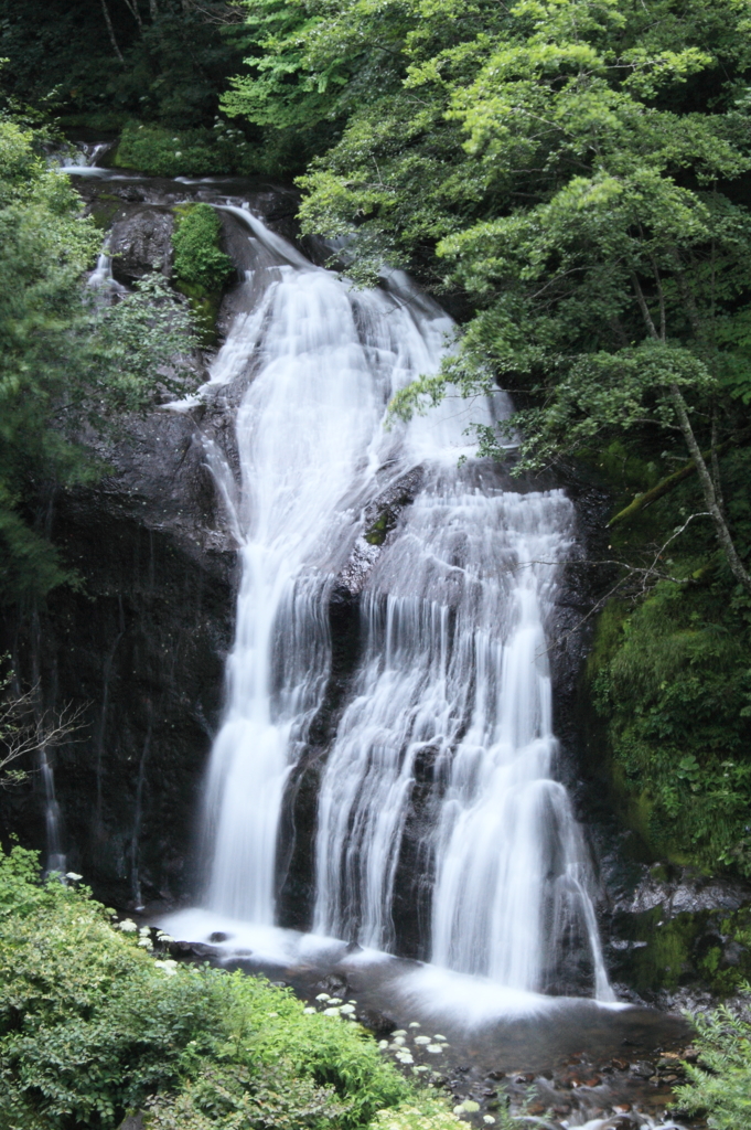 濁河温泉：大きな白糸の滝
