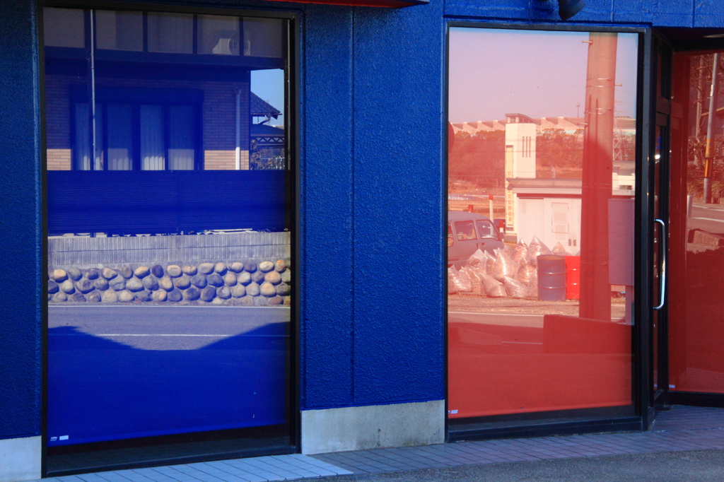 玄関ドアーの映り込み