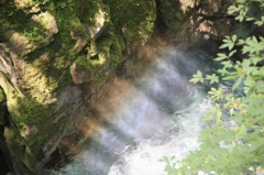 三つ滝の光芒の虹２ 