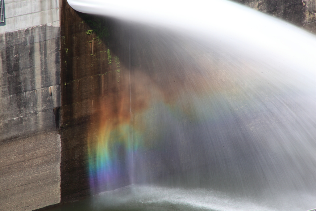 羽布ダム放水口の虹