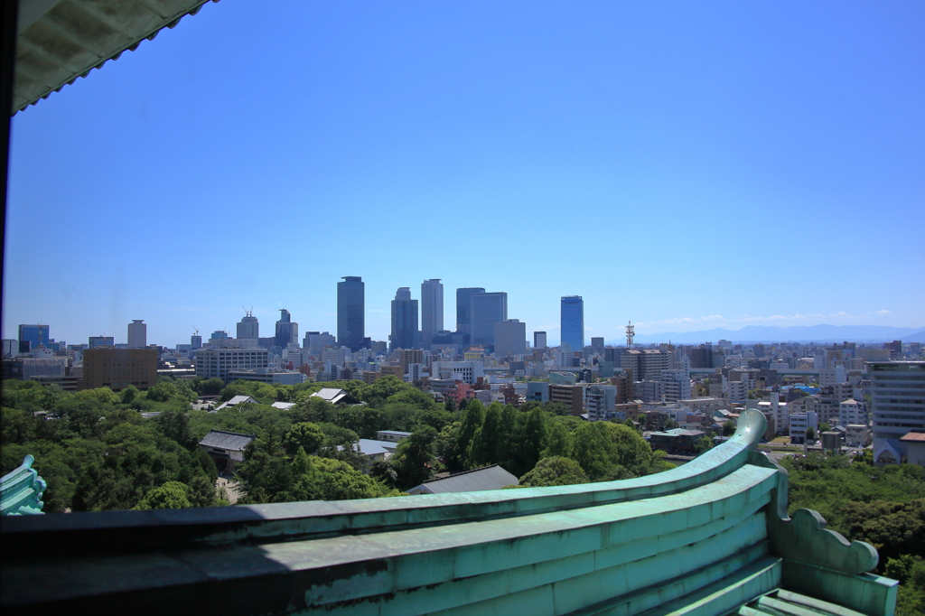 天守閣から見た高層ビル群