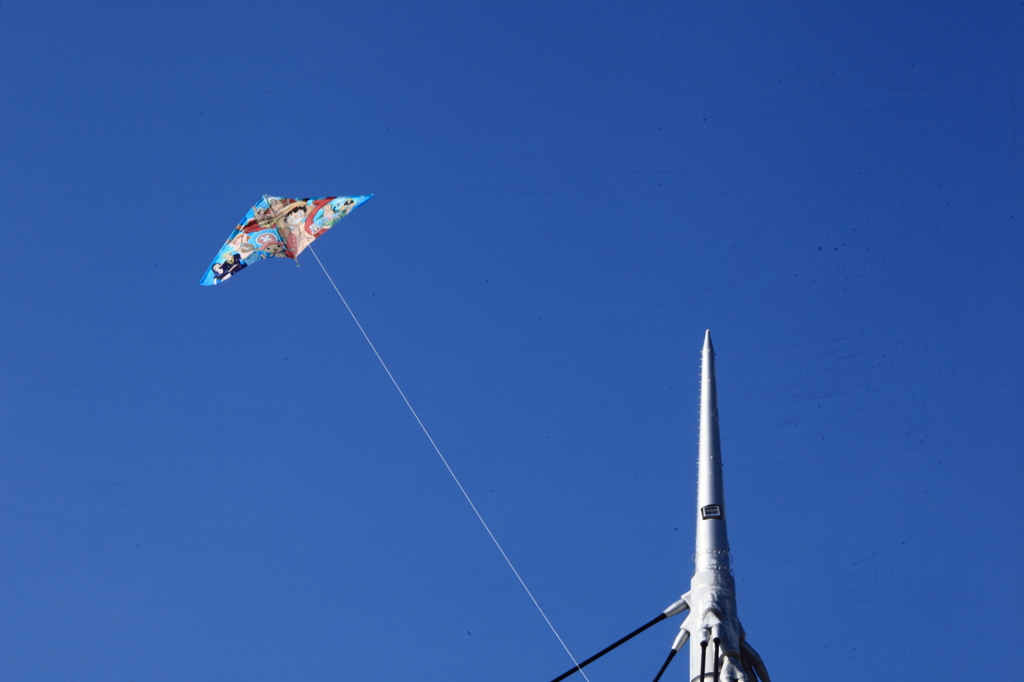 青空に凧１枚