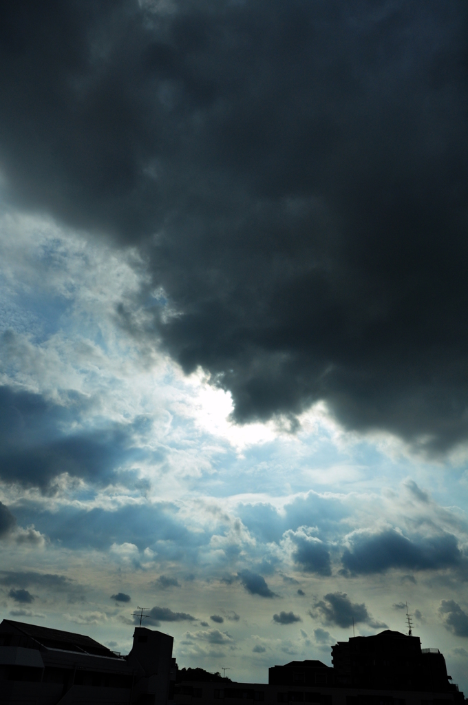 太陽を覆う雨雲