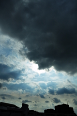 太陽を覆う雨雲
