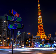 国道一号線と東京タワーと、青と赤。