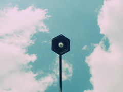 空と街灯