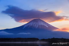 朝焼けに染まる吊るし雲