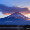 朝焼けに染まる吊るし雲