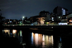 水面に浮かぶ不夜城